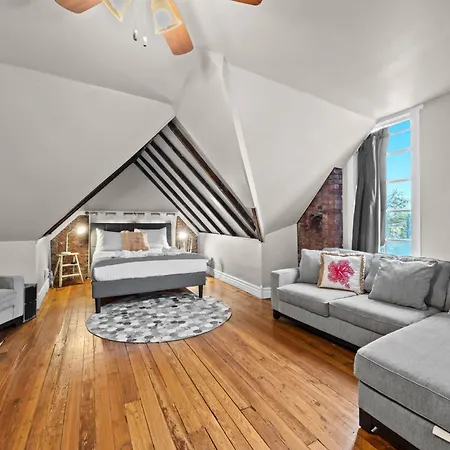 Cozy Top-Floor Retreat In The Heart Of Louisville